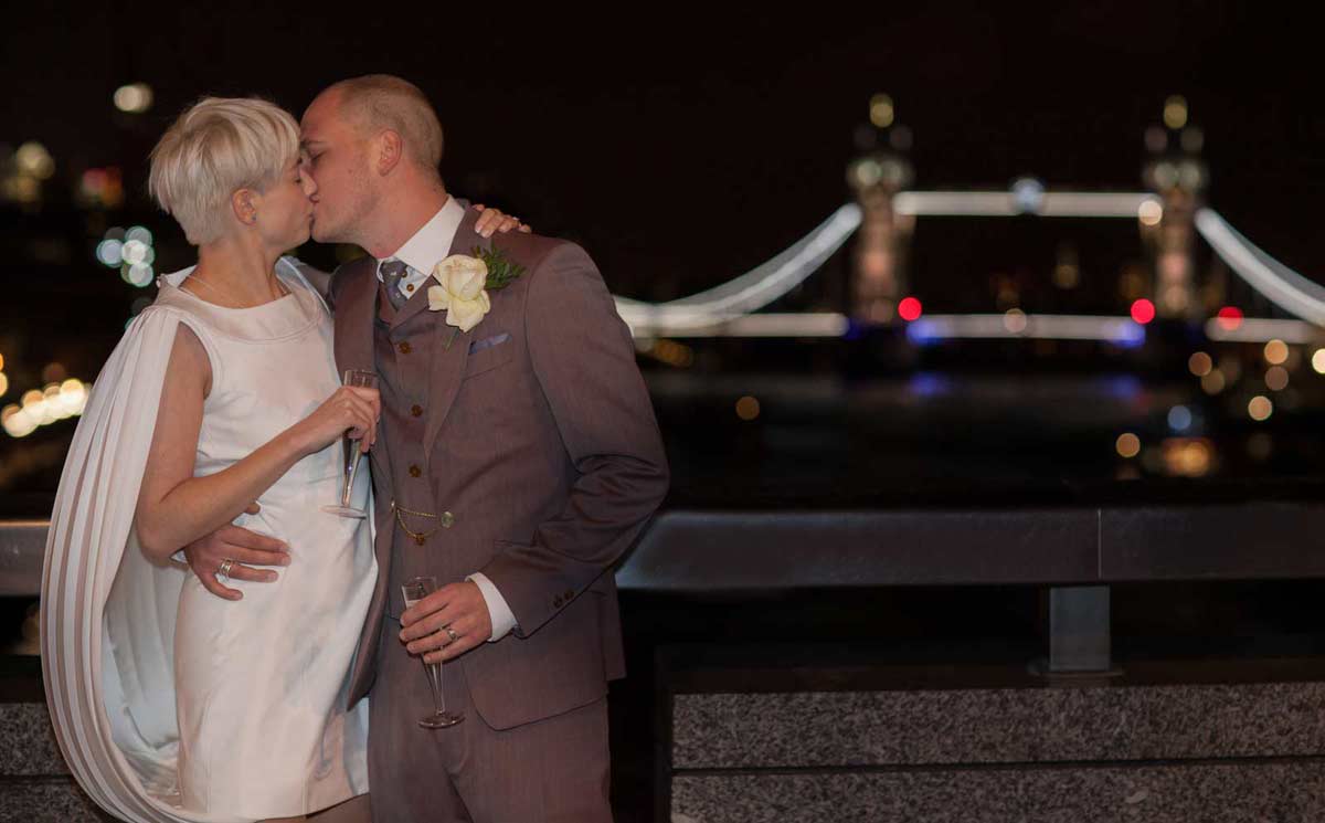 Tower bridge wedding kiss