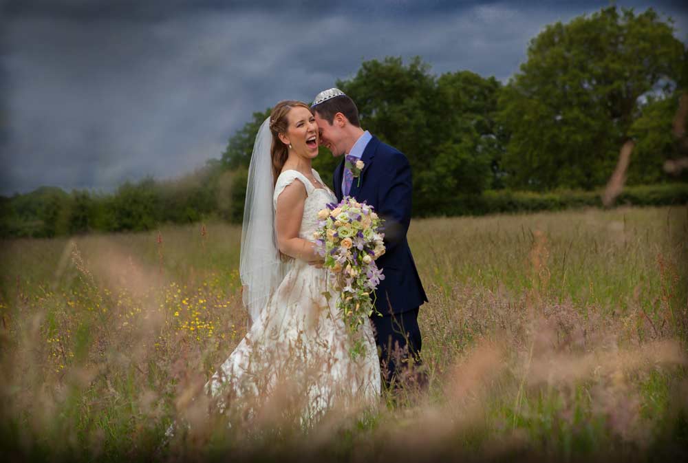 wedding_laughter_in_a_Hertfordshire_field