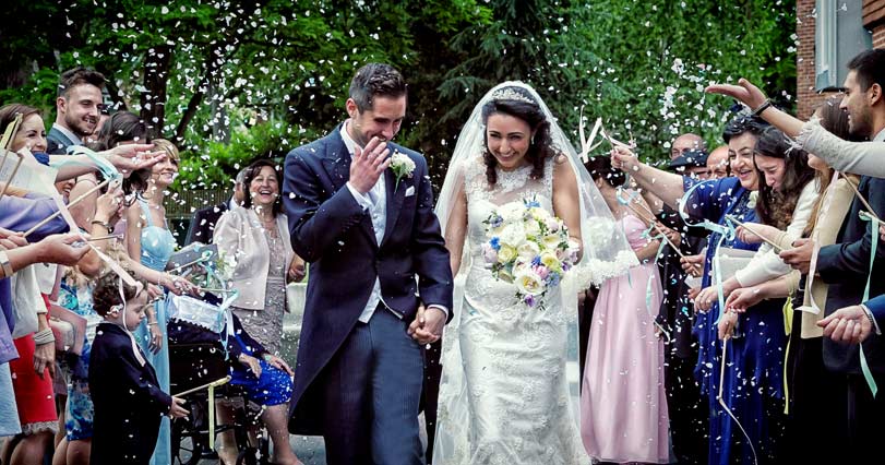 London Italian wedding confetti throwing