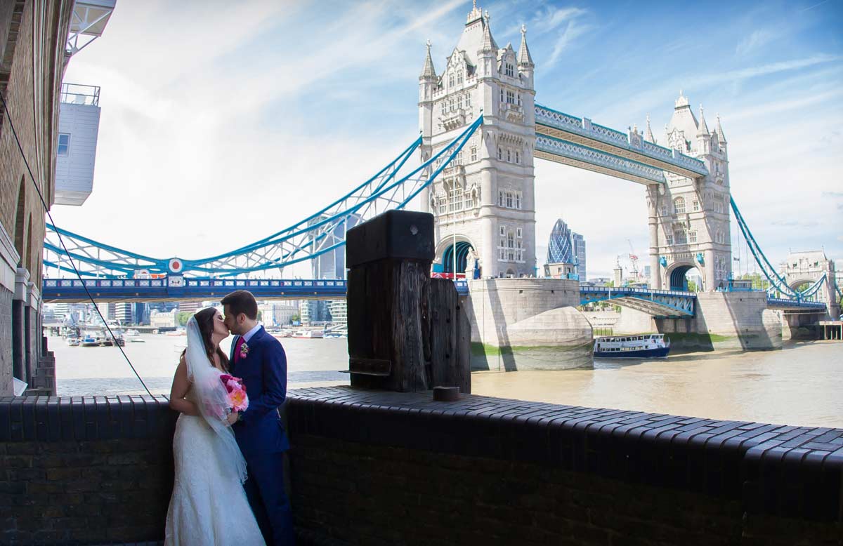 kissing couple by London Tower Bridge