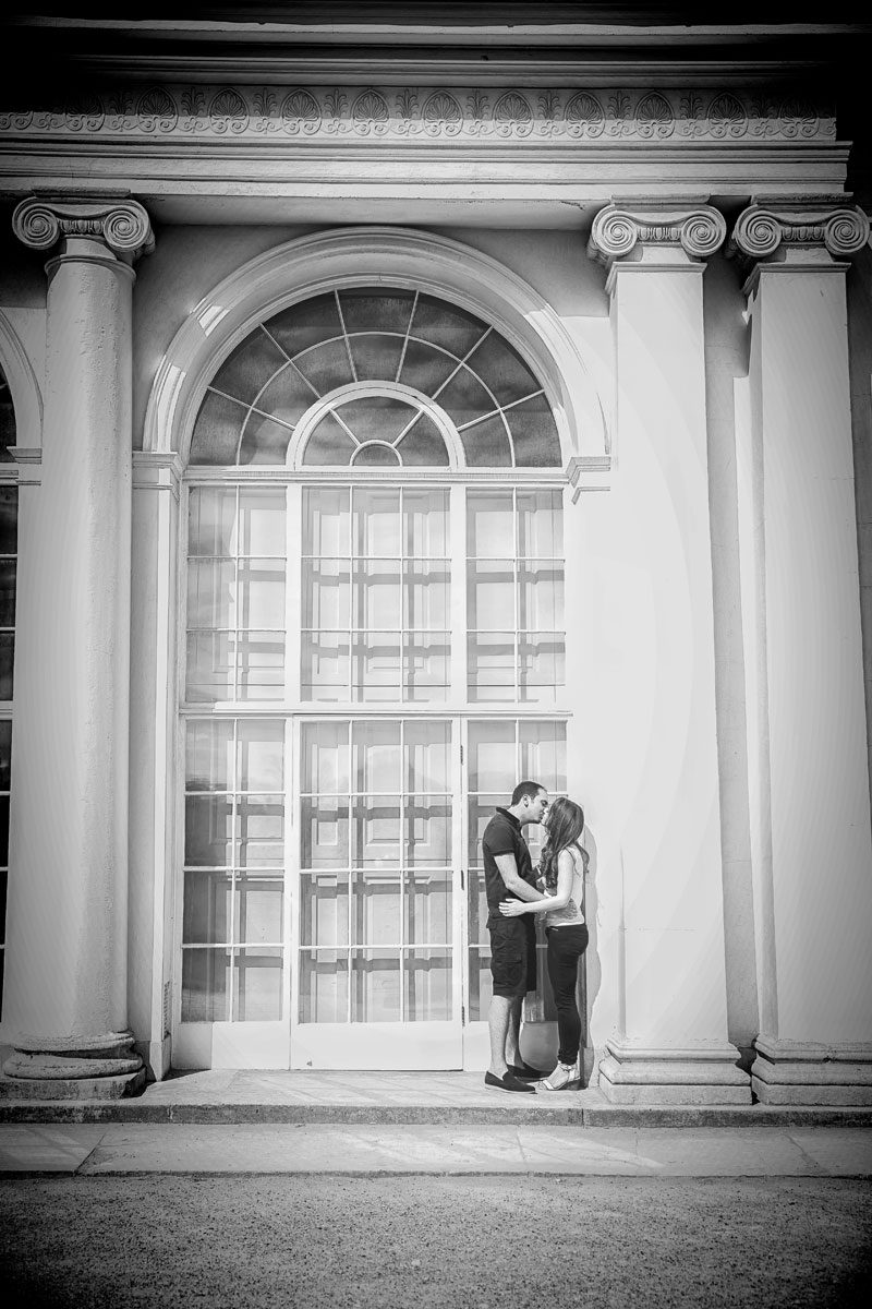 Couple kiss in arch at Kenwood House London